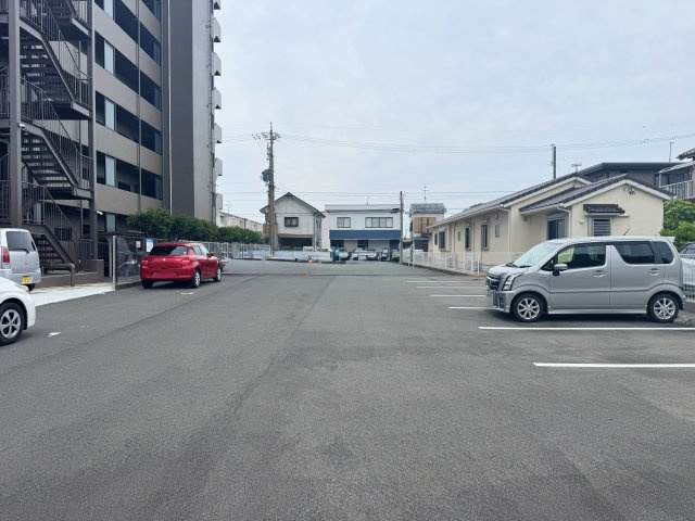 平面駐車場を完備しており入出庫しやすい広さとなっております。