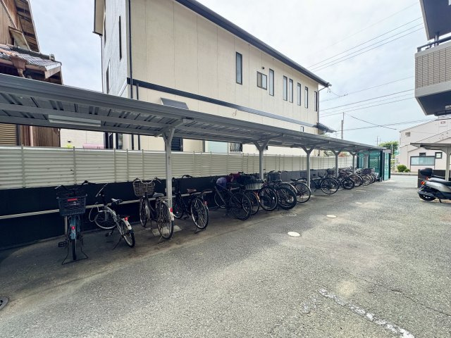 屋根が付いた駐輪場は広く雨や風を防いでくれます。