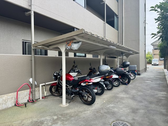 バイク置き場も完備されております。