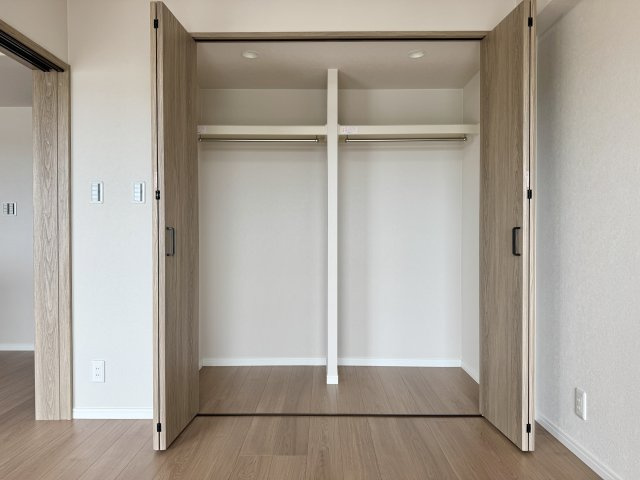 5.7帖の洋室には大きなクローゼットが備わっており沢山の物が収納できます☆