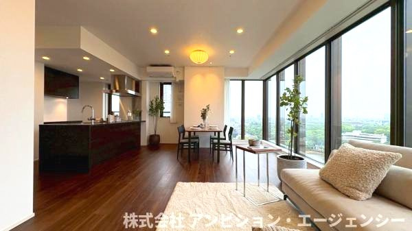 落ち着いた色調のフローリングが、上質な空間を演出。家具の配置も自在な、広々としたLDKです。