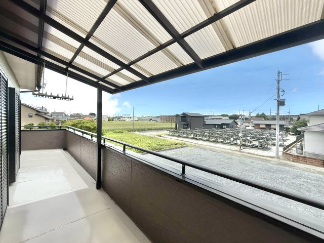 ■バルコニー｜一部屋根がついているバルコニー。急な雨が降ってもお洗濯物を雨から守ってくれるので安心です。