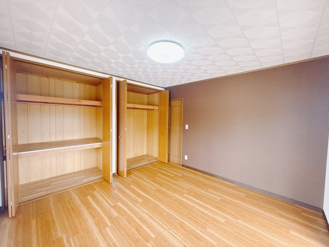 ■主寝室｜主寝室にはアクセントクロスをあしらい、ホテルのような落ち着いた空間を演出しました。大容量のクローゼットもついております。
