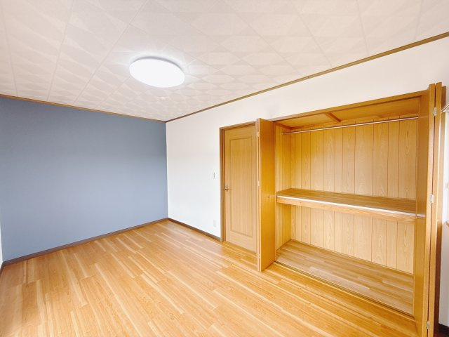 ■2階洋室｜クローゼットも付いているので、お子様が自然とお片付けできる環境に。