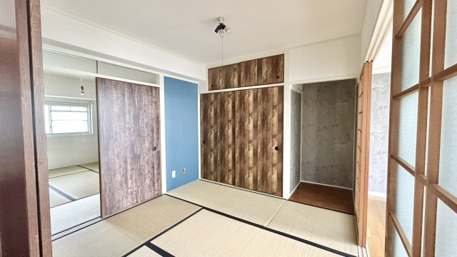 畳は綺麗な状態でそのままお使いいただけます。洋室との間にある建具はすりガラスで圧迫感がなく、どこか懐かしさを感じるデザインです。
