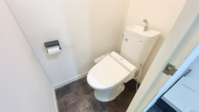 洗浄便座付きのトイレです。