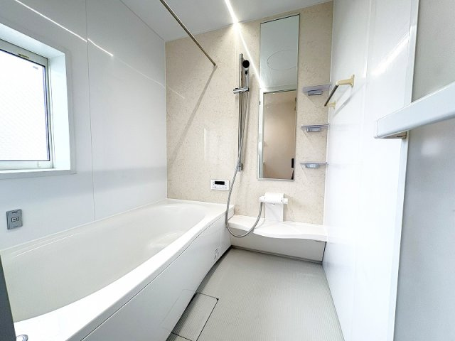 1日の疲れを癒す広々としたバスルーム。