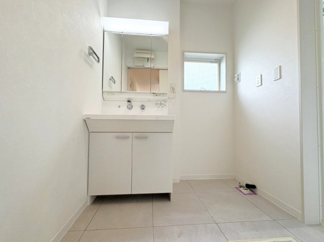 洗面台には大きく見やすい三面鏡が付いているので、身支度がスムーズに行えます。