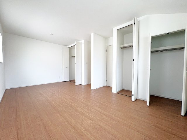 2階10.5帖/落ち着いた色味のクロスとフローリングでほっと一息つける空間。