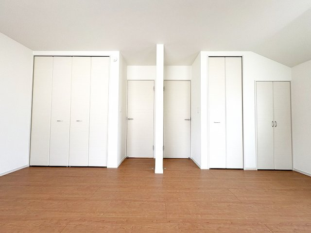 2階10.5帖/ベッドなどの大きな家具を置いてもゆとりが残る10.5帖の広さ。