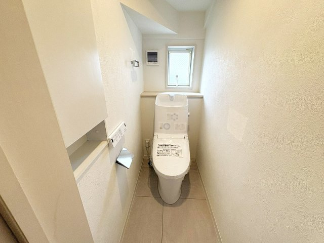 1階/温水洗浄機能付、清潔感のあるトイレ。埋め込み収納があり生活感の出にくいスッキリとした空間です。