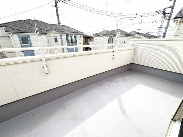 陽当たり良くお洗濯に便利な南西バルコニー。