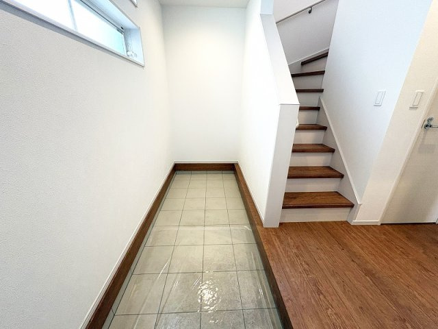 ベビーカーなどの外用品もしまえる奥行きある玄関スペース。