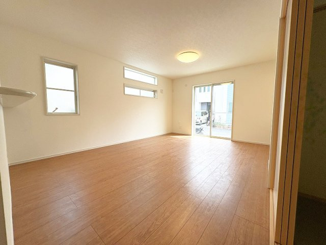 2面採光につき、陽当たりや風通しが良く快適な居住空間。