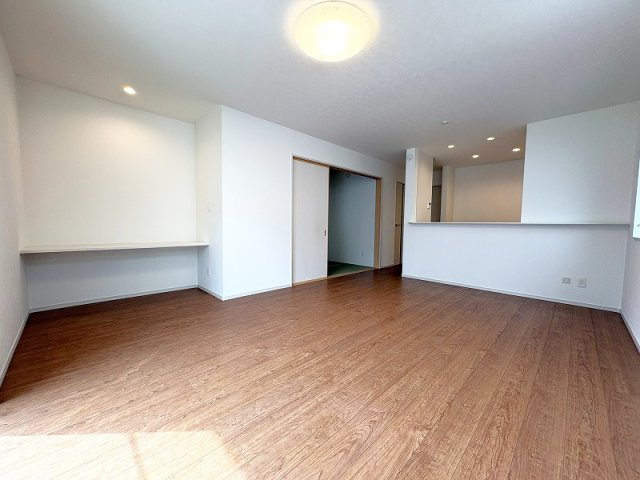 広々としたリビングはソファーなどの家具もラクラク置くことができます。