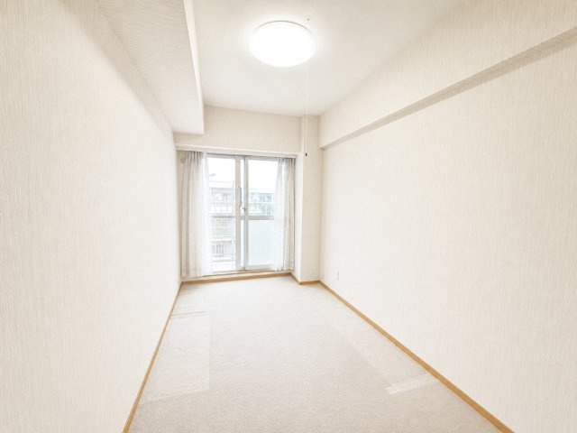 4．9帖　洋室　シンプルなデザインで使いやすい居住スペースです。