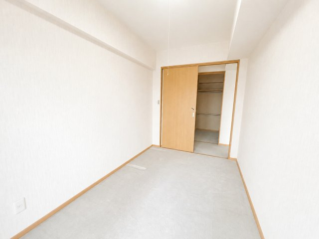4．9帖　洋室　シンプルなデザインで使いやすい居住スペースです。