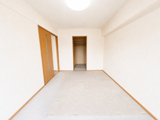9．6帖　主寝室　バルコニーに面していて開放感あふれる明るい居住スペースです。