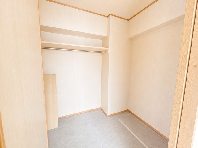 洗濯物を畳まずにそのまま収納可能なハンガーパイプ　設置。