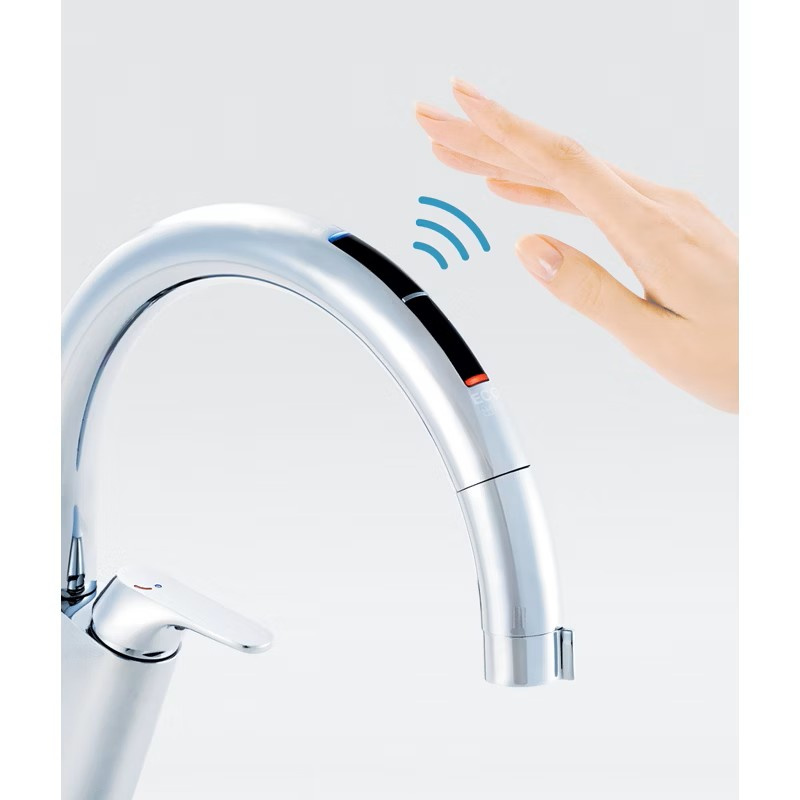 【設備画像：タッチレスハンドシャワー水栓】センサーに手をかざすだけで水を出せます。節水効果もあり、衛生的です！