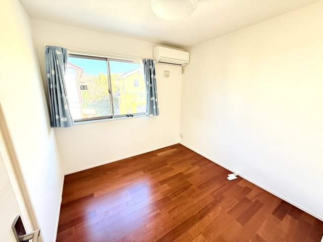 2階中部屋4.5帖のお部屋です