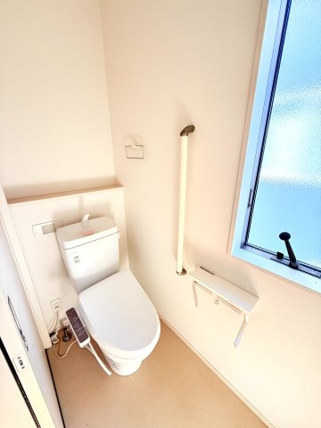 2階のトイレも温水洗浄便座となります