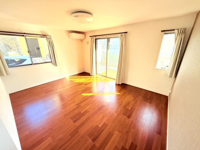 三面に窓があるリビングは15.7帖。アクセントクロスがお部屋に彩りを添えています