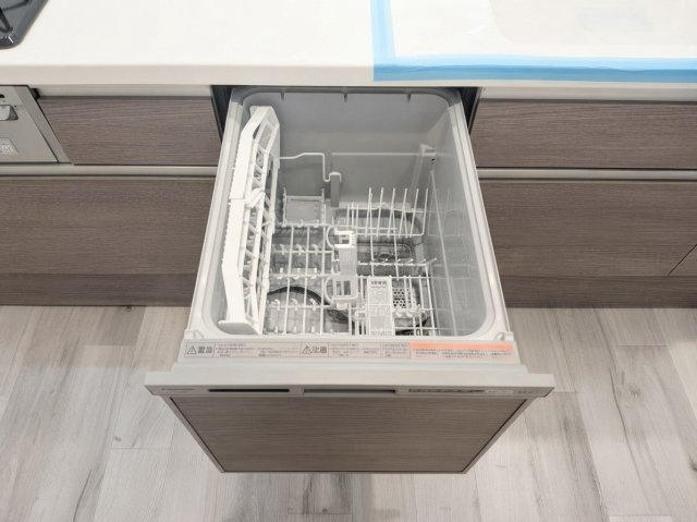 ・食器洗乾燥機も装備！収納も豊富で、キッチン収納に収まらないものを収納出来ます！あったらいいなが標準装備の家です。