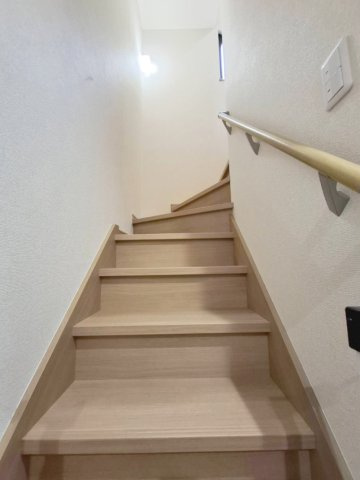 玄関から直接2階へ行けるため、来客時でも家族が気兼ねなく移動できます。