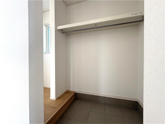 玄関横土間収納　土間収納側からもホールへの出入りができます。