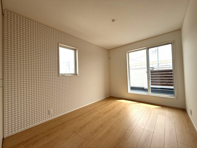 洋室　お子様部屋のクロスも一部貼り分けられています。　なんだか注文住宅でクロスを選んだ気分になります。