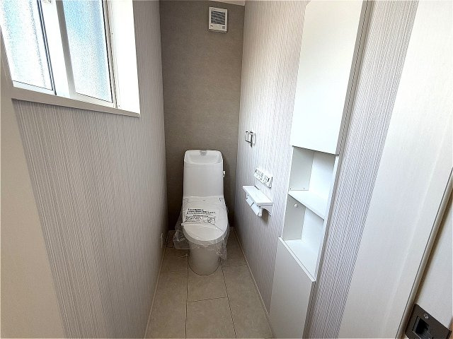 1階トイレ　トイレの壁には埋め込み型の収納がついています。　ちょうどトイレットペーパーが入るのでトイレが清潔に保てます。