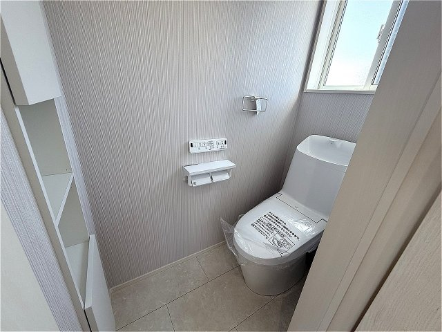 2階トイレ　2階トイレもウォシュレット機能付きとなっています。　2階トイレにも埋め込み収納を完備しています。