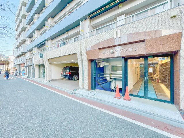 街並みに自然と溶け込むエントランスが、落ち着いた佇まいを印象付けます。