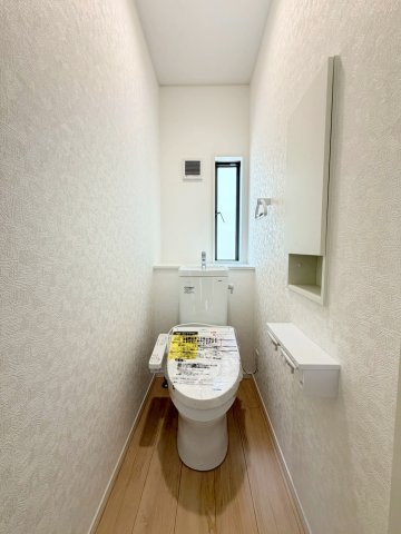 ウォシュレット機能付きトイレです。タオルリングやペーパーホルダーも完備です。