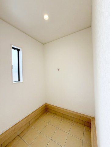 玄関横の嬉しいシューズクローク。大きな荷物も収納できます。