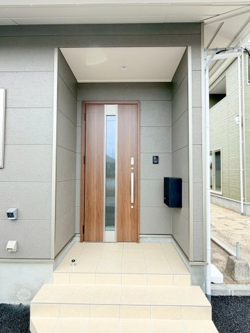 お家の顔となる玄関ドアと、お家の雰囲気に合わせたポスト。