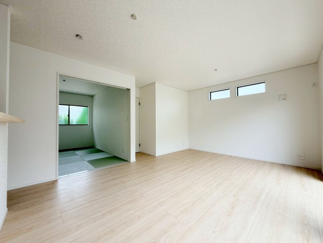 リビングと一体利用が可能な和室でお部屋がより広々とゆとりある空間になります。