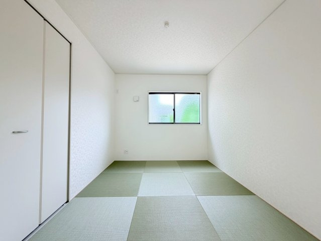 6帖のゆとりある和室です。窓もあり、明るい和室です。