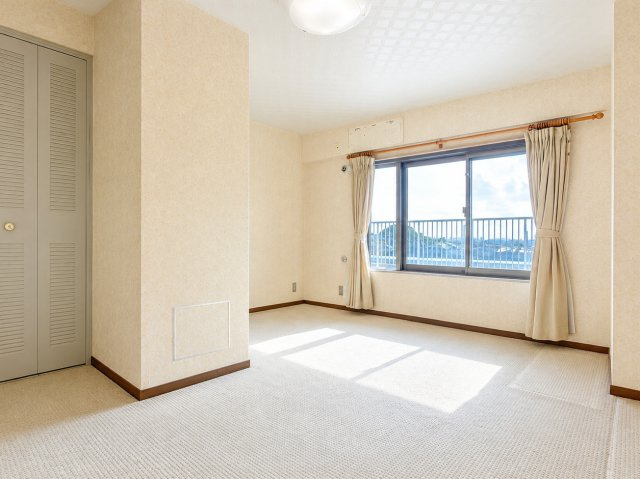 ◆室内はいつも明るい印象なので気持ちの良い朝を迎えられます。各部屋にはクローゼットを完備しており、収納が多いお家はすっきりして快適空間です。