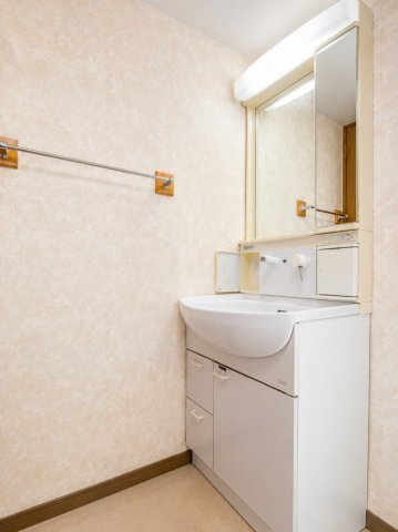 ◆毎日使う場所だから、機能的で使いやすさに配慮したパウダールーム。すっきりと使えるように収納も豊富にご用意しています。