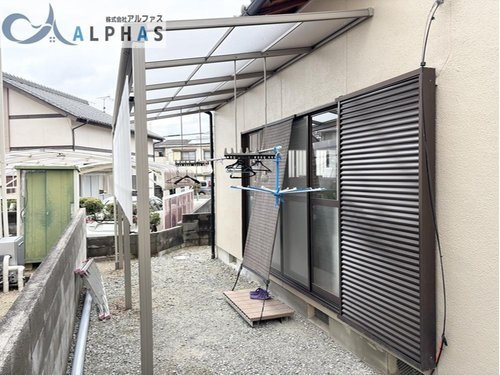 ■広々とした庭には、屋根施工されており、急な雨の日でも洗濯物安心♪