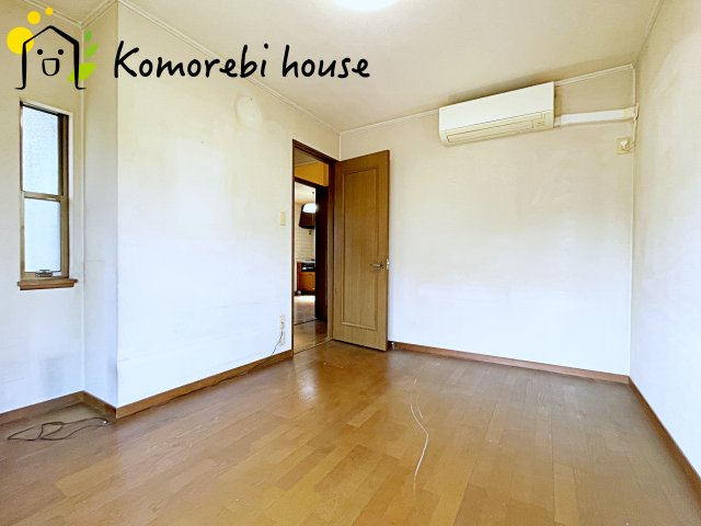 コンパクトで使いやすい洋室です