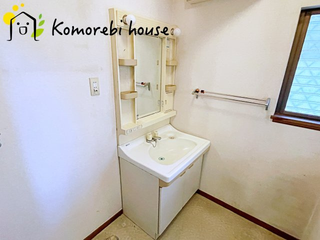 独立洗面台、小物を置くことができて便利です