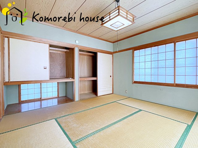 落ち着いた色調の寝室です