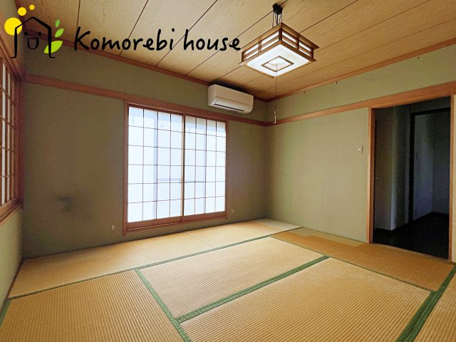 落ち着いた色調の寝室です