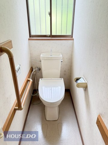 温水洗浄暖房便座付き。2箇所あるので、忙しい朝でも安心♪ほっと一息つけるプライベート空間は広めの設計となっております。