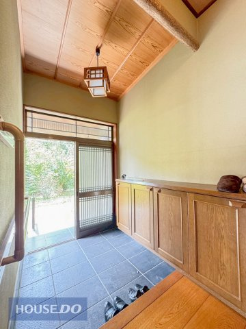 ゆったりと明るい玄関がご家族や来客をお出迎え。機能的な大型シューズボックスは長物もしっかりと収納できます。