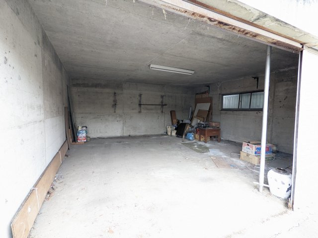 カースペースは車庫となっており、作業スペースや物置スペースとしても使えます。車高制限があるため、リフォームが必要な場合がございます。