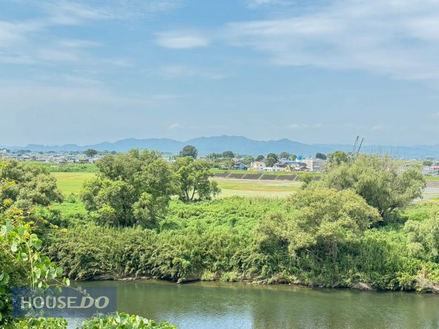 8月末の景色。太平山を借景とした四季折々の清流、思川を満喫できます♪秋や冬の晴れた日には日光連山も楽しめますよ。